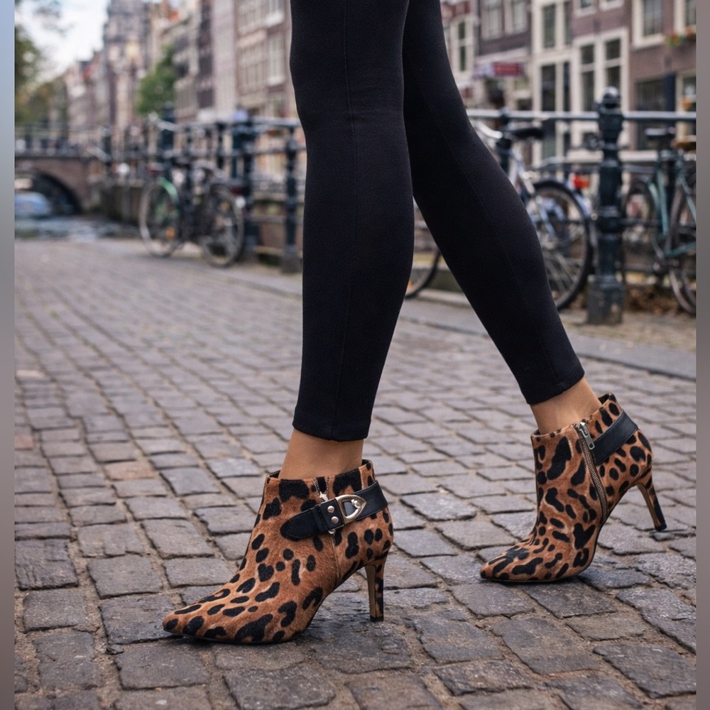 Vince Camuto sz 8 leopard print calfskin leather high heel ankle bootie zip NWOT